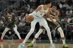  文班亚马在哪个队效力 